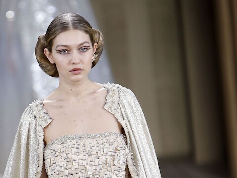 Gigi Hadid tijdens de haute couture show van Chanel.