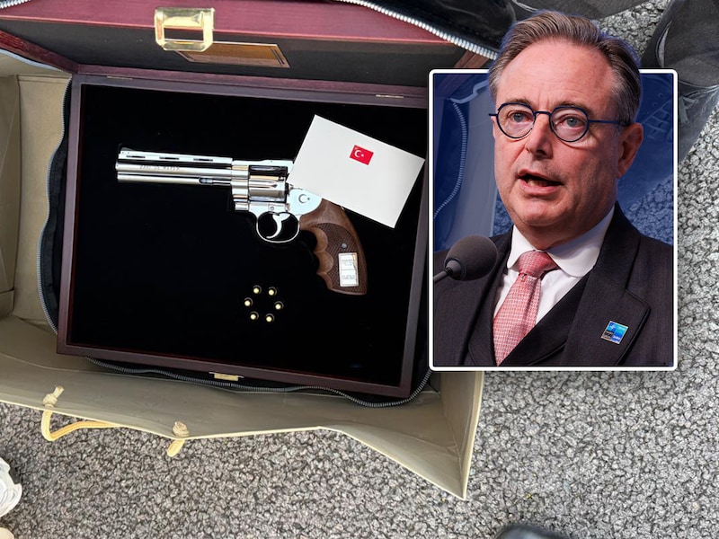 Links: het wapen, nadat het werd ontdekt in Melsbroek. Inzet: Premier De Wever in Ankara. 
