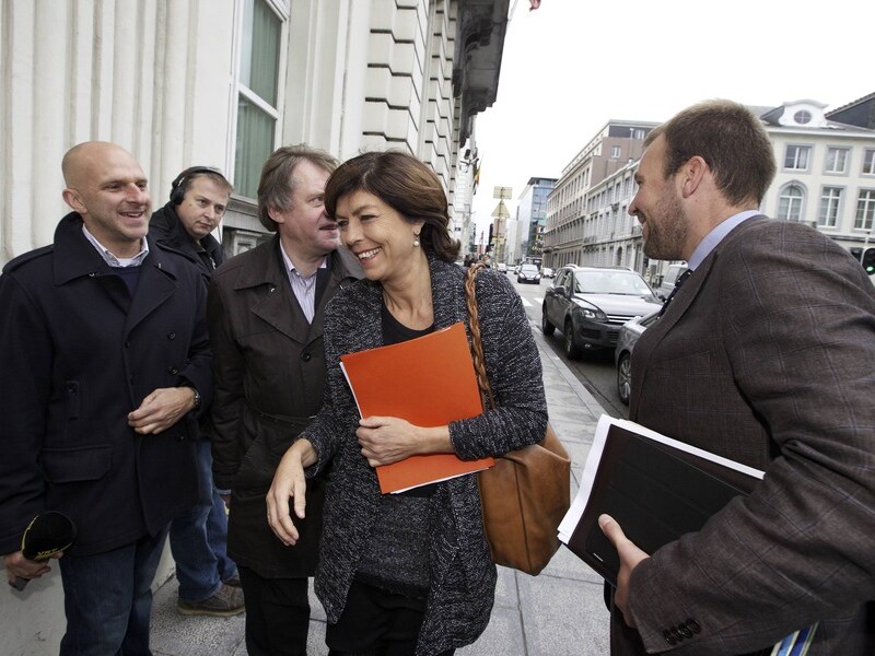 De ministers komen samen voor de ministerraad.