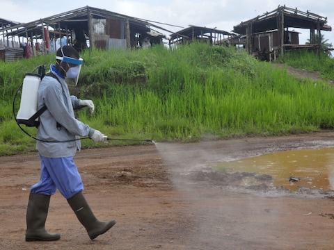 Er wordt gedesinfecteerd rond het huis waar deze week een jongen aan ebola overleed