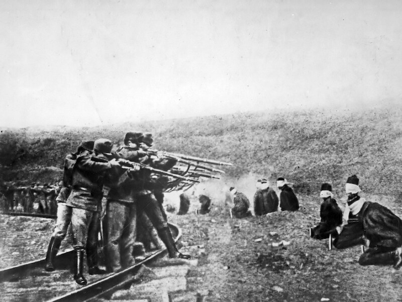 Honderd jaar later zijn de mythes over WOI de wereld nog niet uit (foto: Serviërs worden terechtgesteld door een Oostenrijks executiepeleton. Foto uit 1917.)