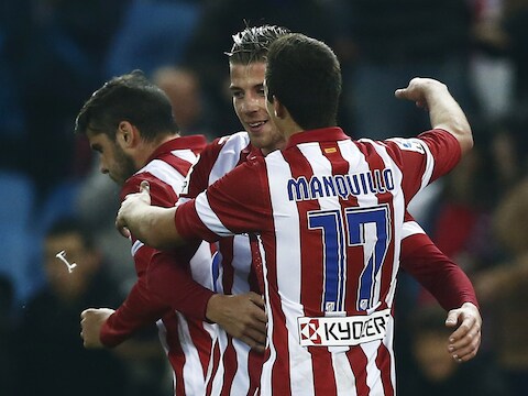 Alderweireld krijgt felicitaties van Manquillo.