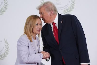 KIJK. Trump overlaadt Italiaanse premier Meloni met complimenten: “Normaal gesproken mag ik dit niet zeggen, maar ze is een prachtige vrouw”