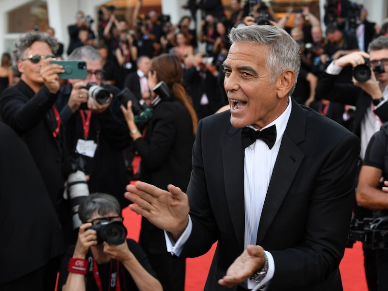 George Clooney (65) krijgt lifetime achievement award en dolt met fotografen op Filmfestival Venetië
