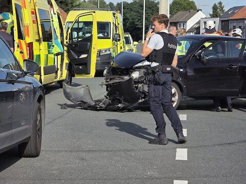 Twee gewonden bij aanrijding in Dendermonde: één slachtoffer moet uit wagen bevrijd worden