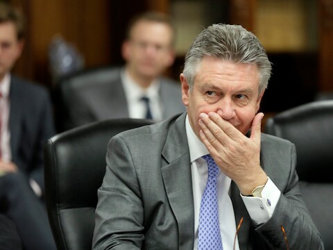 " Ik ben blij dat de zaak van de baan is en dat er een einde komt aan de vaudeville opgezet door meneer Anthonissen", aldus De Gucht in een reactie.