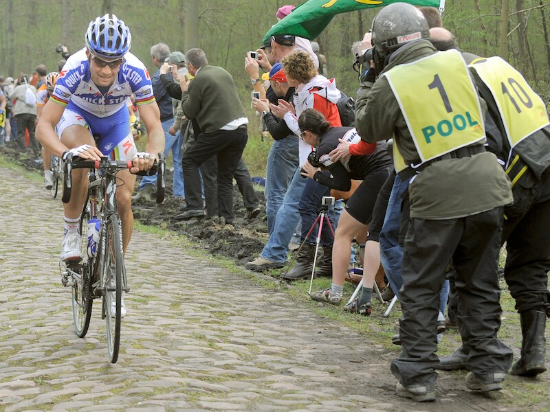Tom Boonen op de kasseien in de Ronde van Vlaanderen.