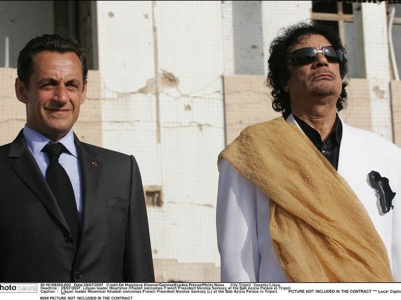 Nicolas Sarkozy en Mouammar Kadhafi in 2007.