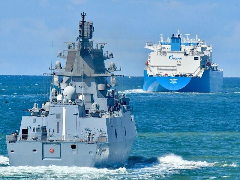 Archiefbeeld. Het Russische fregat Admiral Kasatonov escorteert een gastanker op de Oostzee.