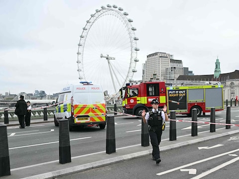 Illustratiebeeld: hulpdiensten zetten een afzetting rond de Westminster Bridge in Londen.