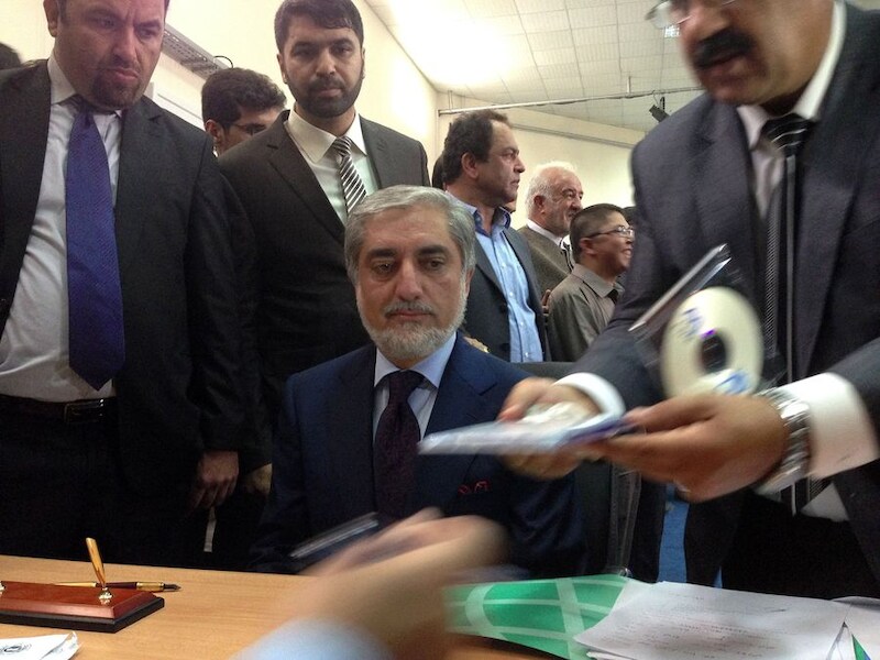 Abdullah Abdullah overhandigt de nodige documenten.
