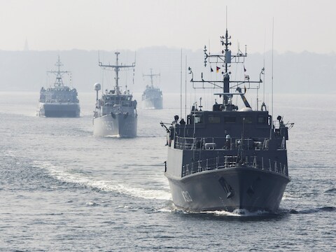 Marineschepen op weg van Kiel in Duitsland naar de Baltische zee, als onderdeel van een uitgebreide NAVO-missie in de regio. Het tweede schip van voor is de Nederlandse mijnenjager Makkum.