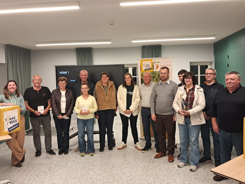 De winnaars van de wandelzoektocht in Zonnebeke. 