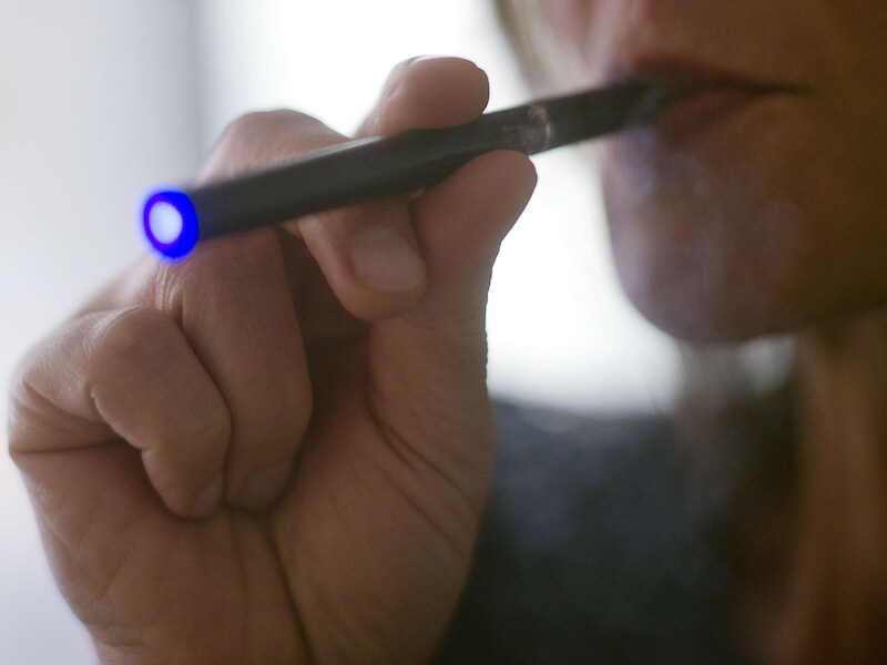 Vrouw rookt een e-sigaret