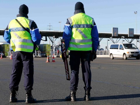 Gewapende gendarmes aan een tolweg tussen Parijs en Brussel.