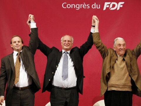 De drie niet-benoemde burgemeesters Damien Thiéry (Linkebeek) naast Arnold d'Oreye de Lantremange (Kraainem) en Francois Van Hoobrouck (Wezembeek-Oppem)
