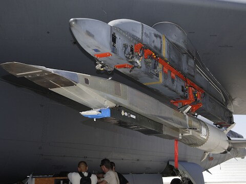 De WaveRider onder de vleugel van een B52-bommenwerper.