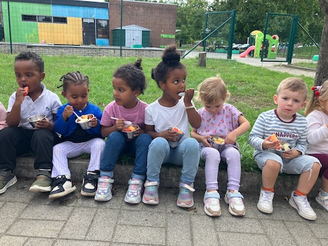 Leerlingen van GO!-basisschool Luma genoten op de eerste schooldag van een gratis fruitbuffet.