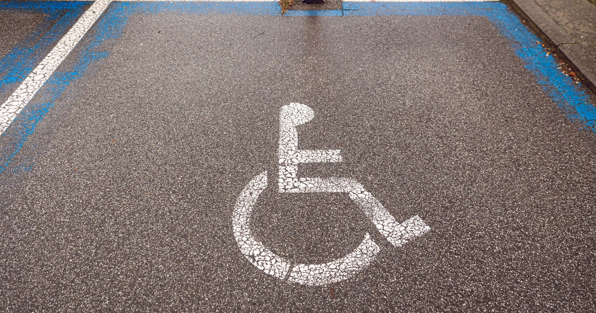 “Mijn kleindochter is bang van de roltrap”: oma (66) betrapt met gehandicaptenkaart van haar moeder