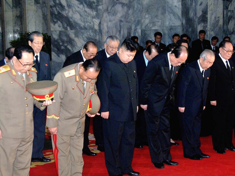Kim Jong-un (centraal) kwam gisteren het opgebaarde lijk van zijn vader Kim Jong-Il groeten.