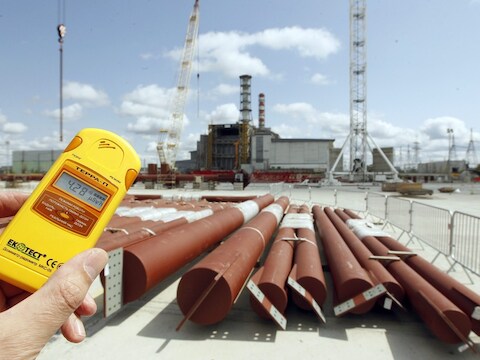 Een stralingsmeting aan de kerncentrale van Tsjernobyl in april 2012.