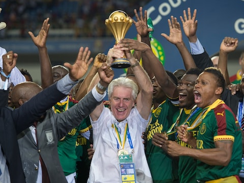 Hugo Broos (midden) viert de Africa Cup.