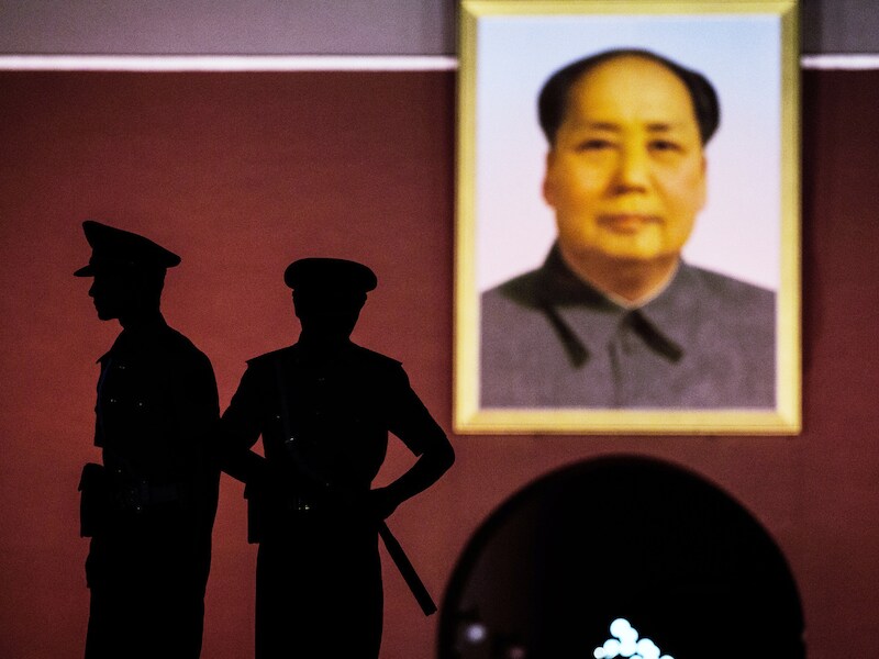 Militairen voor het portret van Mao Zedong op het Plein van de Hemelse Vrede in Beijing