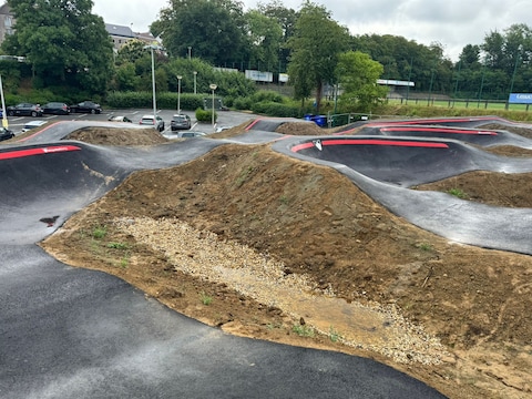Vorig jaar werd op parking Wauterbos een pumptrack van 190 meter in gebruik genomen, nu wordt er een multisportveld voor voetbal en basketbal aangelegd.