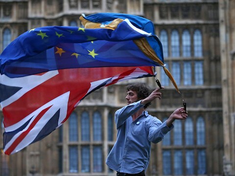 Een man zwaait met de Briste en de Europese vlag bij een anti-brexitbijeenkomstin Londen, eind juni.