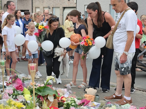 Stille wake op plaats van busdrama in Buggenhout: “We willen de familie van  de slachtoffers een hart onder de riem steken” | Regio | HLN.be
