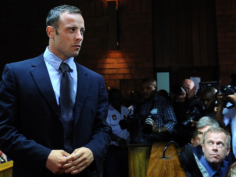 Oscar Pistorius wordt beschuldigd van moord, hij werd op borgtocht vrijgelaten.
