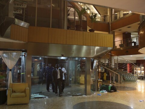 De lobby van het Radisson-hotel in Bamako na afloop van de gijzeling.