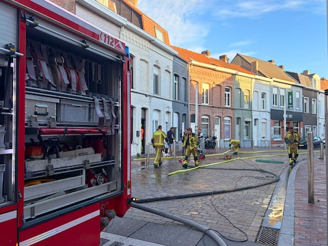 Zetel vat vuur terwijl bewoonster niet thuis is: brandweer kan erger voorkomen