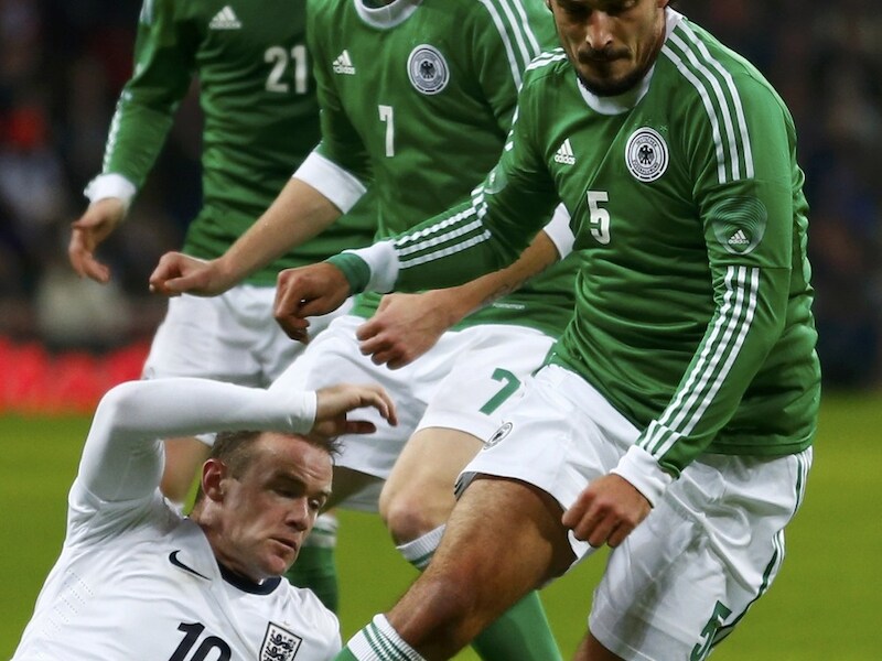 Mats Hummels (rechts) liep op Wembley een blessure aan de hiel op.