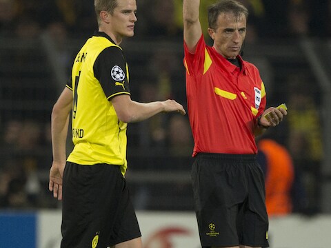 David Fernandez Borbalan trakteert Dortmund-middenvelder Sven Bender op geel.