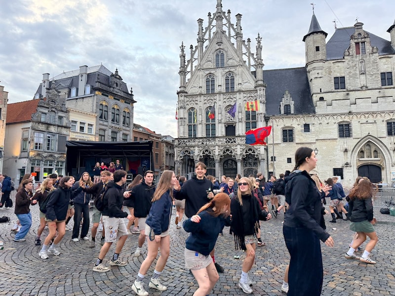 Honderden Mechelse jongeren vieren Dag en Nacht van de Jeugdbeweging.