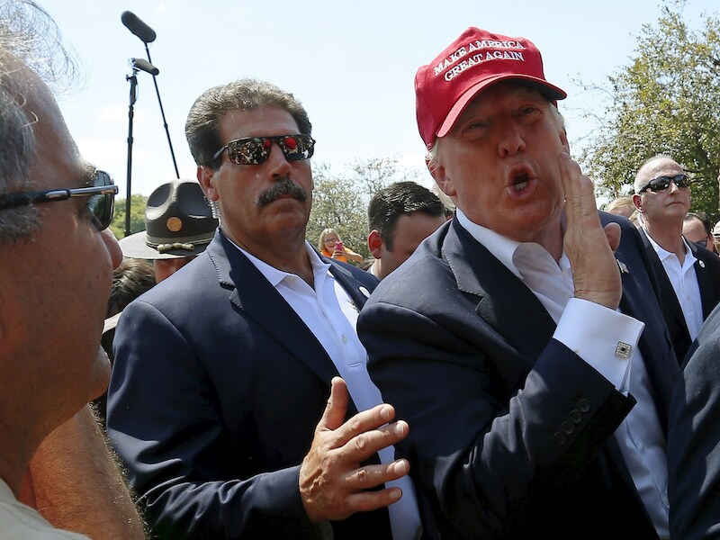 Donald Trump (rechts) op campagne.