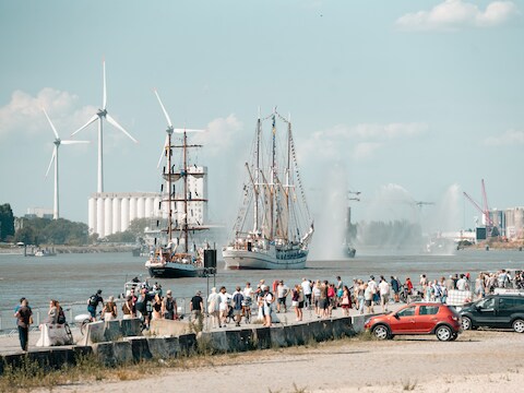 Onze fotograaf trok naar de Schelde om de vloot tijdens de Sail Out uit te zwaaien.
