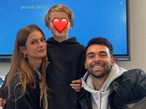 Julie Houtman samen met ex-partner Mathias Vergels voor het derde jaar op rij op de eerste schooldag van hun zoontje Emile