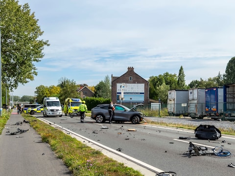 De Zeelsebaan lag na het ongeval bezaaid met brokstukken.