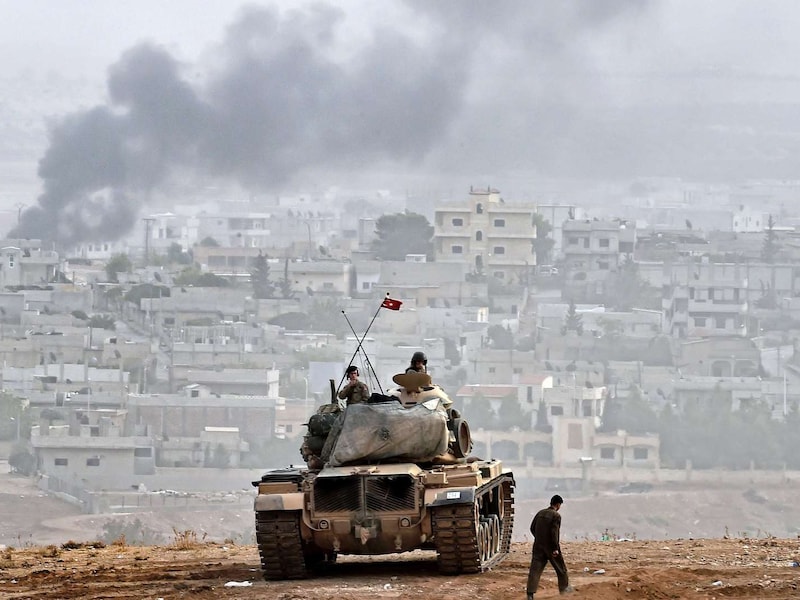 Turkse soldaten bij de grens met Syrië tegenover de stad Kobane.
