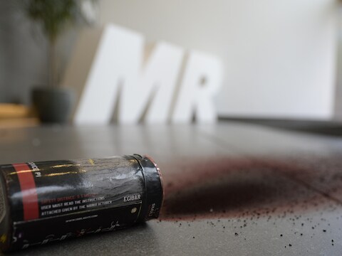 Een vuurpijl ligt uitgedoofd op de MR-vloer.