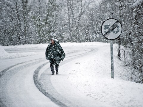 Ook het noorden van Spanje werd verrast door de sneeuwval. Hier een pelgrim op de Compostela-route nabij de stad Erro.