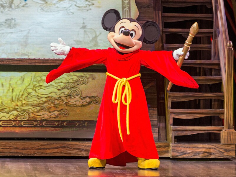 De evacuatie was snel afgelopen waardoor iederen, inclusief Mickey Mouse, verder kon genieten van het pretpark.