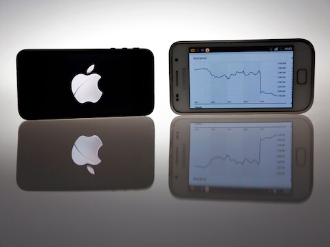 Een iPhone 4s en een Samsung Galaxy S.