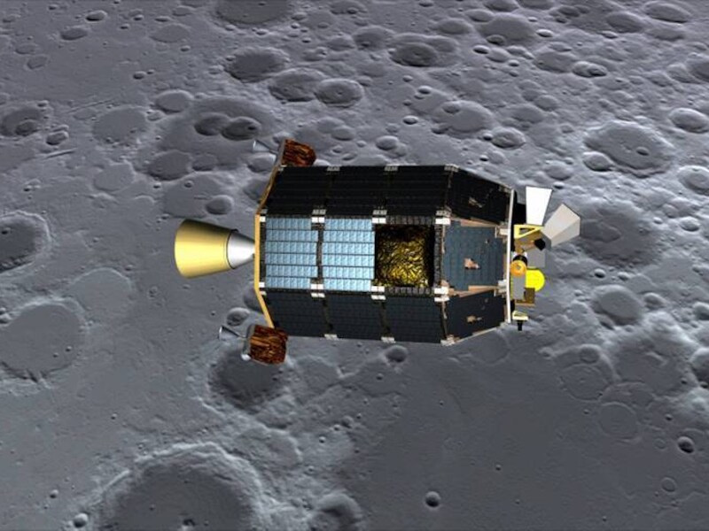 Een fotomontage van de Ladee in zijn baan om de maan.