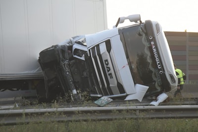 Ongeval met vrachtwagen veroorzaakt verkeershinder op E34/E313 in Ranst: bestuurder gekneld in cabine