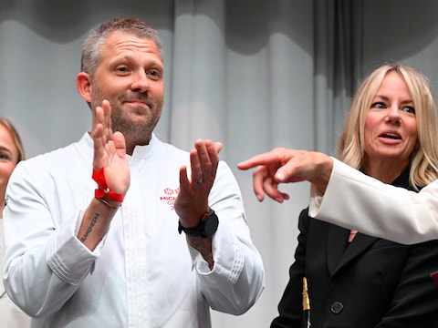 Een zichtbaar opgeluchte Nick Bril - hier naast zijn vrouw Francheska - mag zich weer tweesterrenchef noemen. 