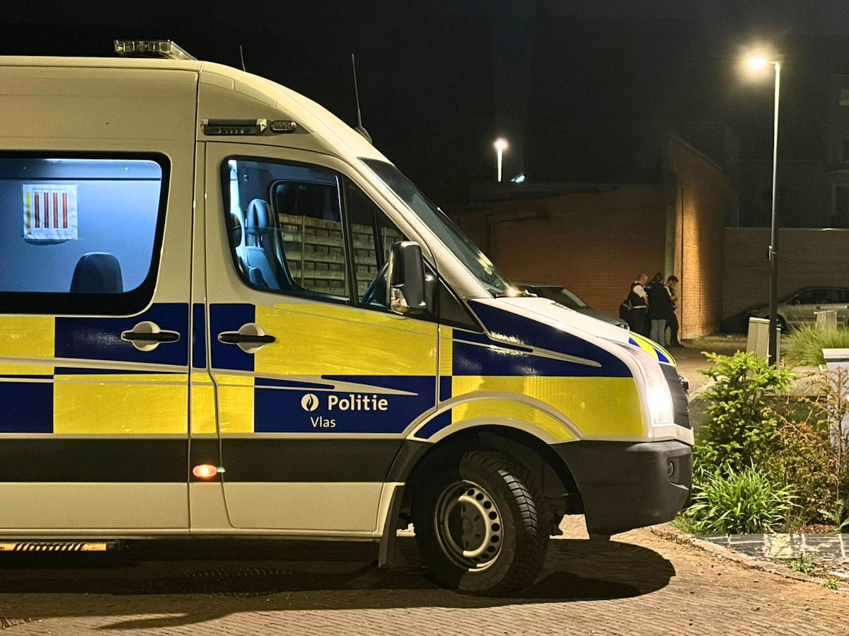 Verwarde man (44) loopt met messen over straat in Lendelede: politie ...