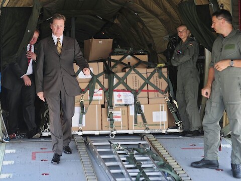 De Duitse minister van Buitenlandse Zaken Guido Westerwelle tijdens zijn bezoek aan Benghazi.